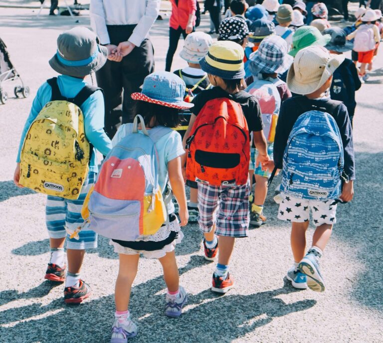 groupe de jeunes enfants en sortie scolaire