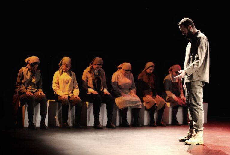 troupe de théâtre en représentation sur scène
